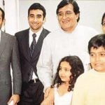 Vinod Khanna with wife Kavita, sons Akshaye Khanna (extreme left) and Rahul Khanna (second from left)
