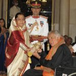Shashi Kapoor receiving Padma Bhushan from the President