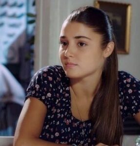 Hande Erçel in a still from the television show Hayat Ağacı