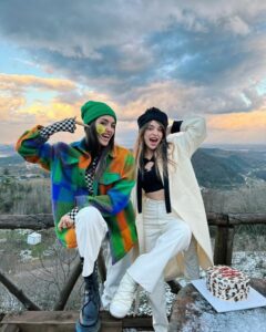 Hande Erçel with her sister