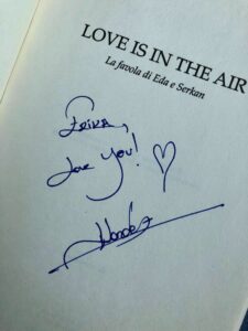 Hande Erçel's signature